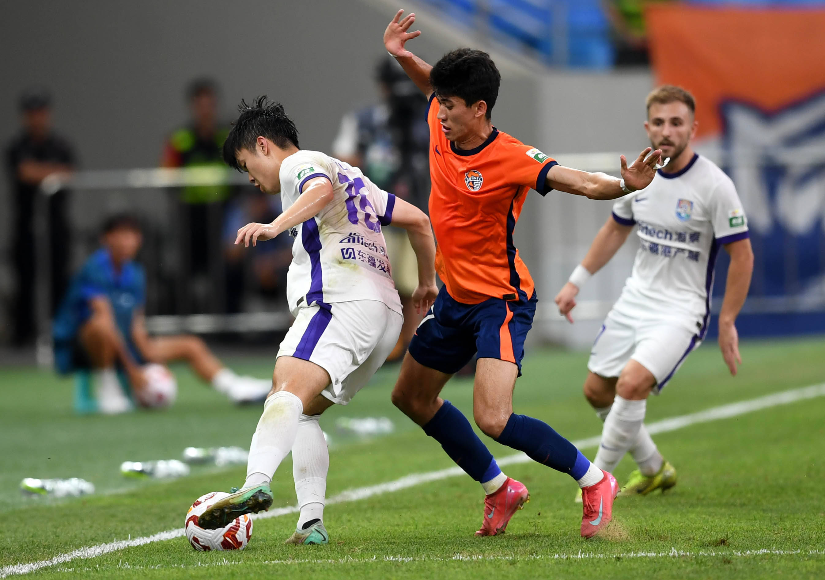 在球场上共 在球场上共