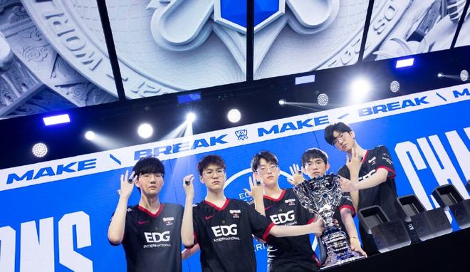 依旧吸引了 依旧吸引了